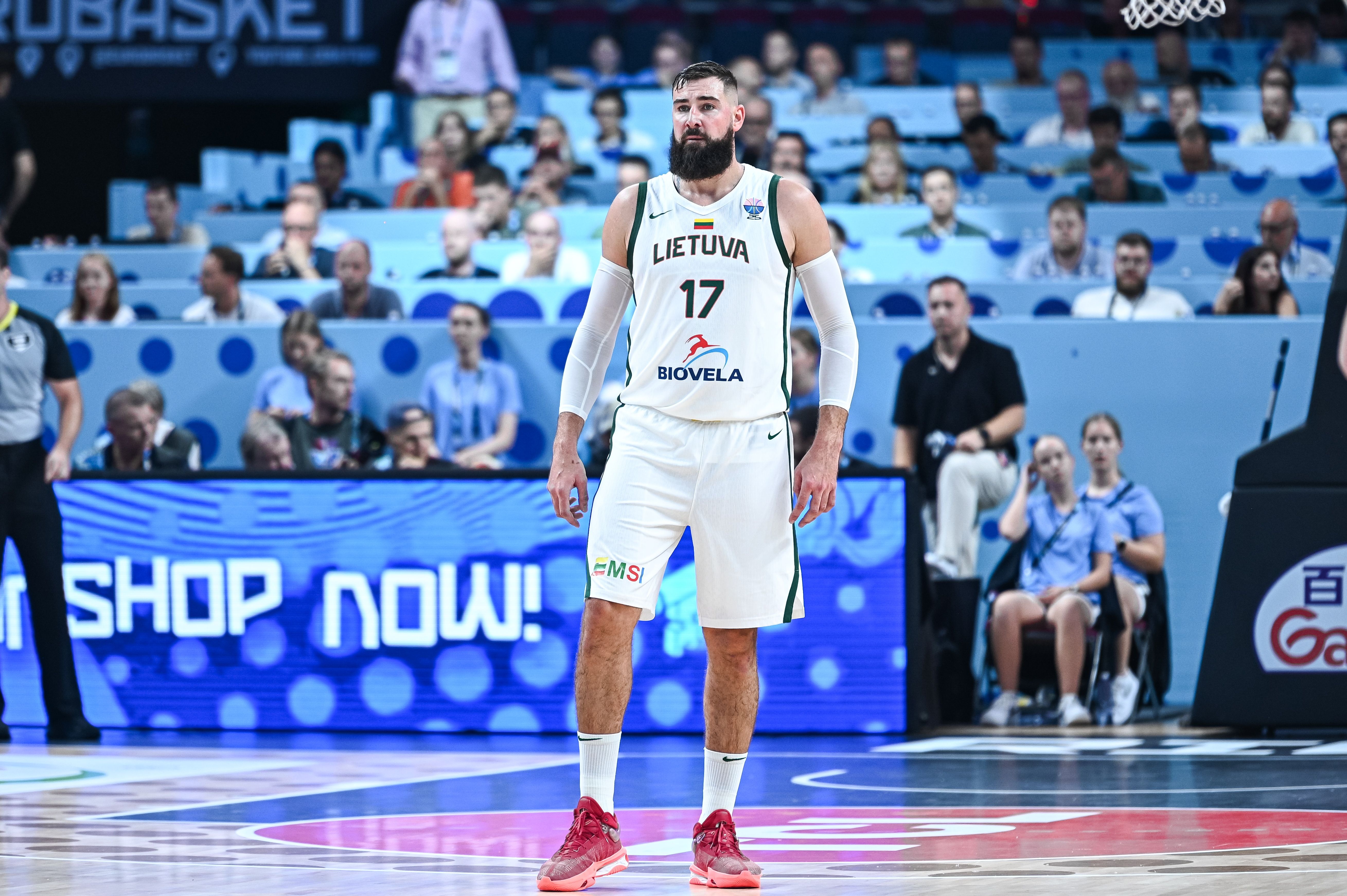 华体会官方-依然是国家队大腿！瓦兰丘纳斯场均19.4分钟 砍下15.7分6.7板