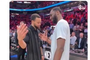 维金斯笑抱勇士多人勇士官推致敬：你永远是冠军！